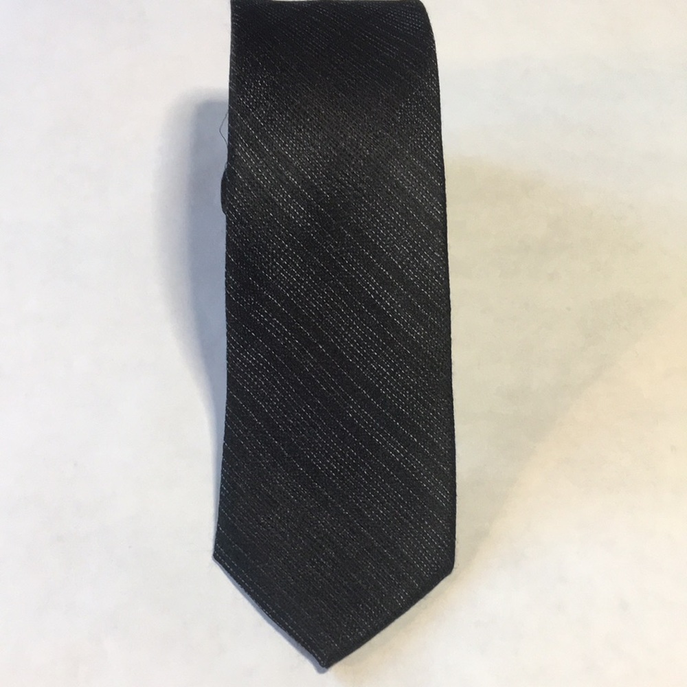 Awearness Kenneth Cole black self weave pattern, narrow classic tie.